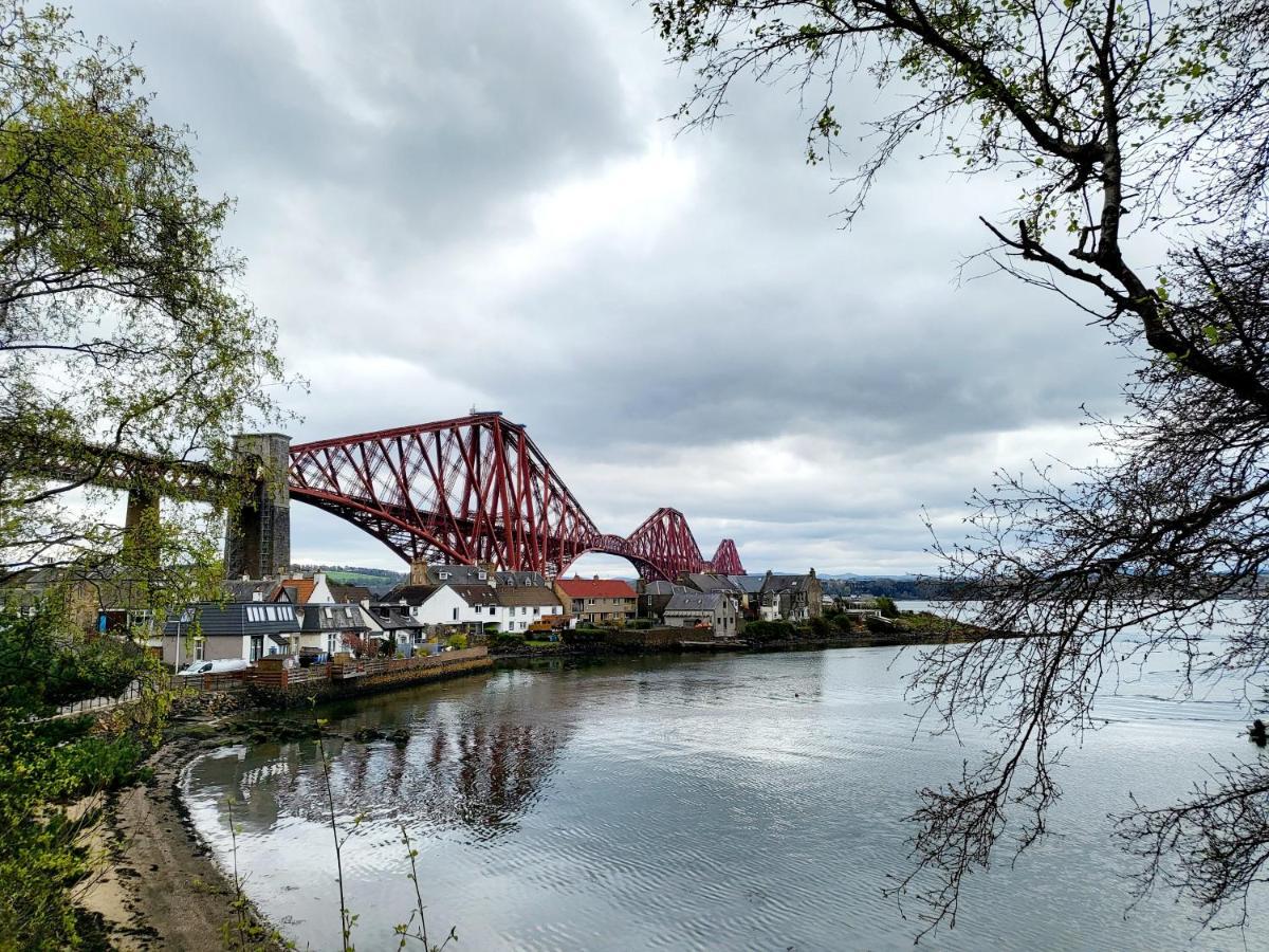 Three Bridges Waterfront Holiday home *